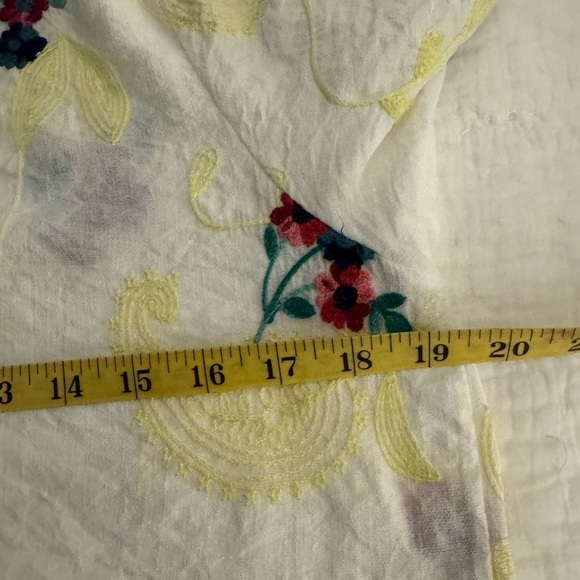 Kindred top floral and embroidered White. size L. Beautiful - Picture 8 of 9